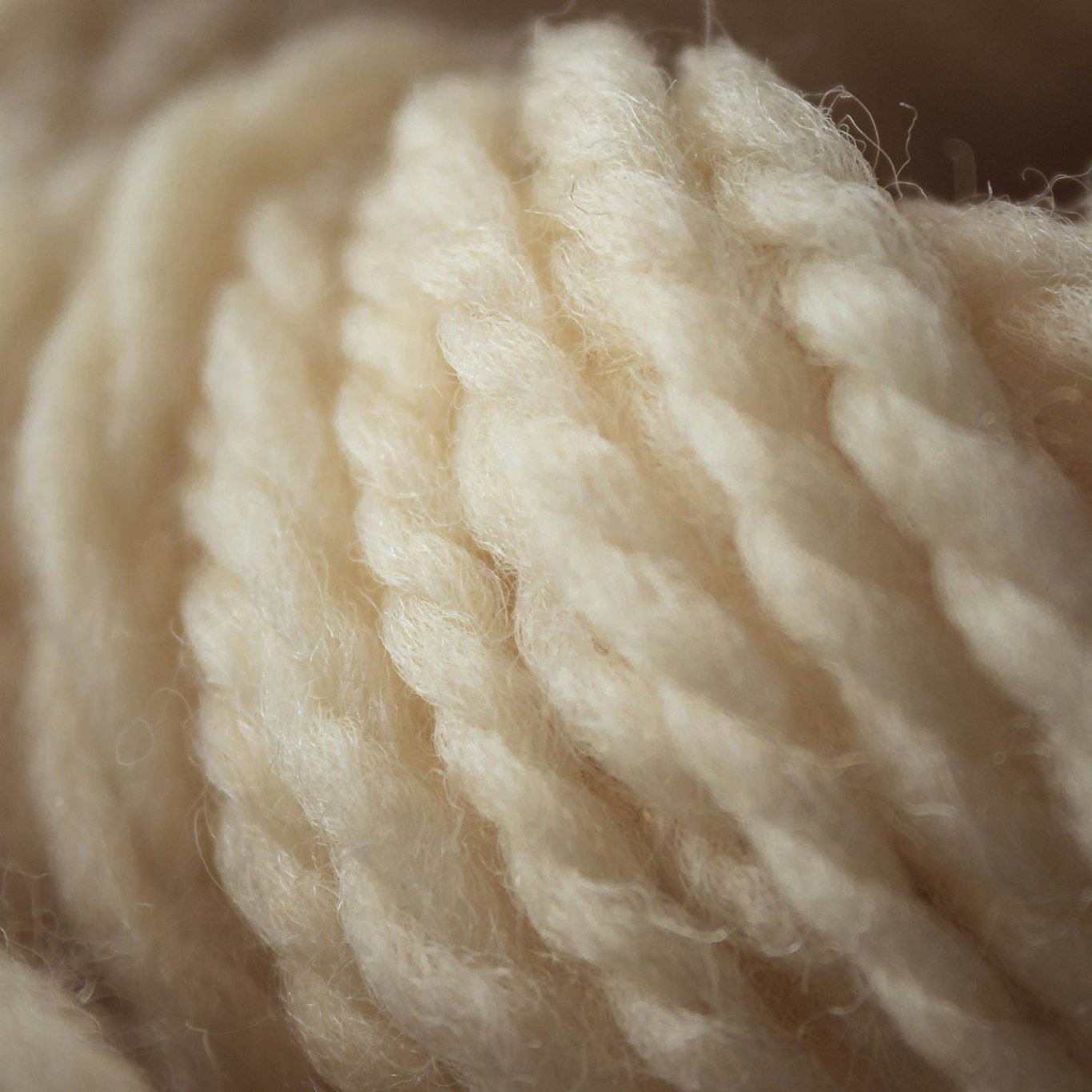 Beige Alpaka Wolle in gedrehtem Garn, weich und flauschig.